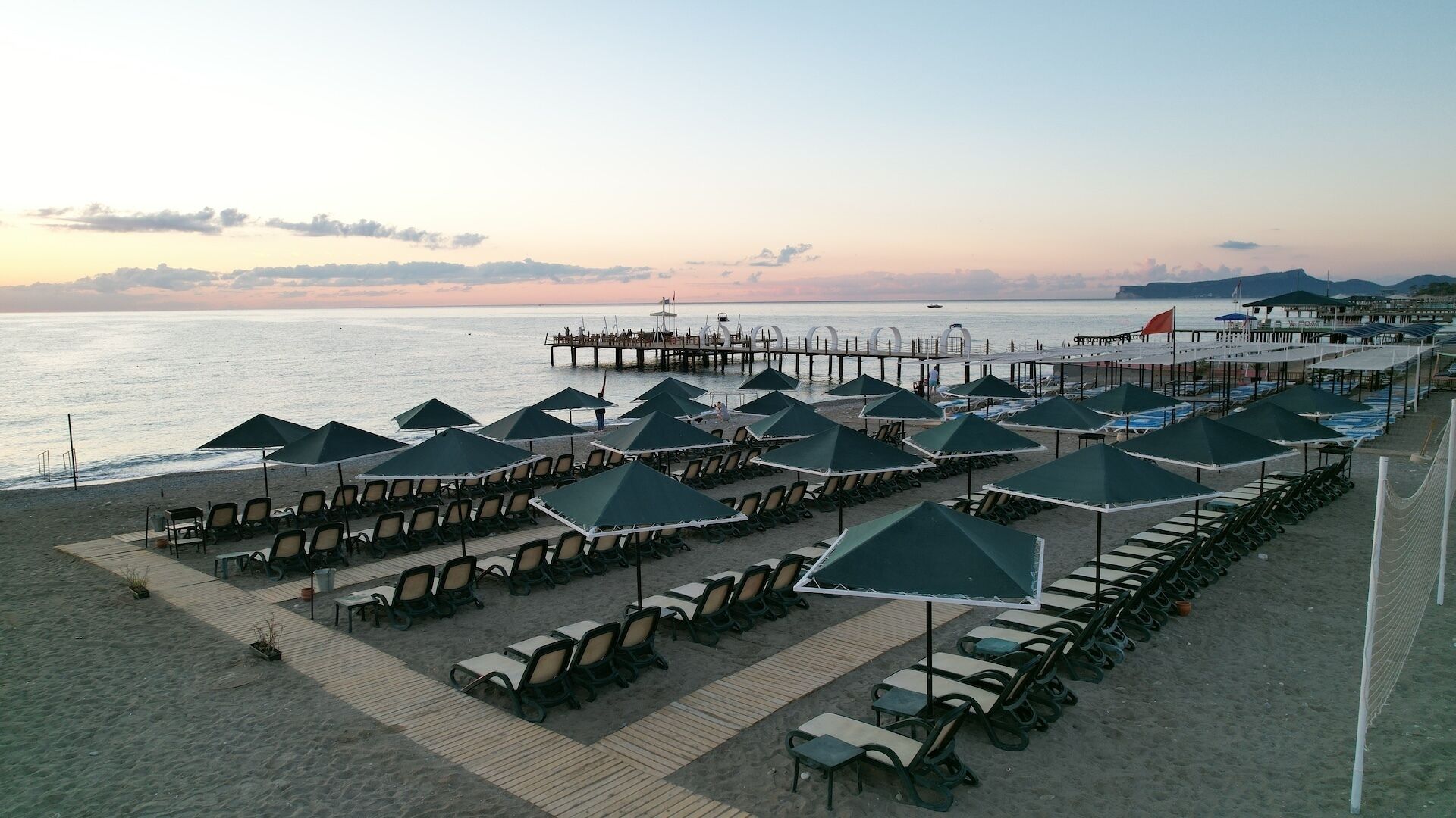 Playa privada, sillas reclinables de playa, sombrillas