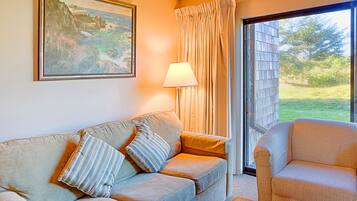 Kondominium Premium, 2 kamar tidur, balkon, pemandangan samudra | Ruang keluarga | TV layar datar dan perapian