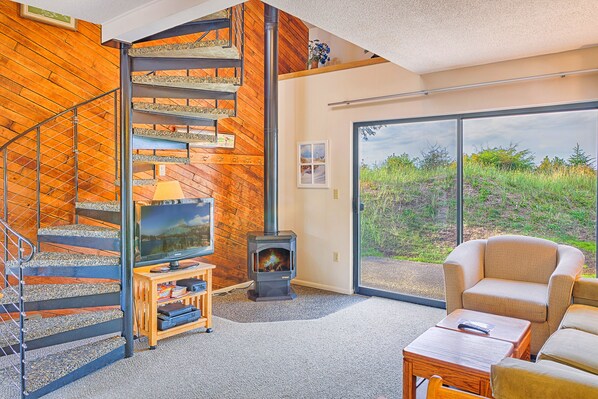 Premium Condo, 2 Bedrooms, Balcony, Ocean View | Living area | Flat-screen TV, fireplace - At The Crest Condos (Copalis Beach)