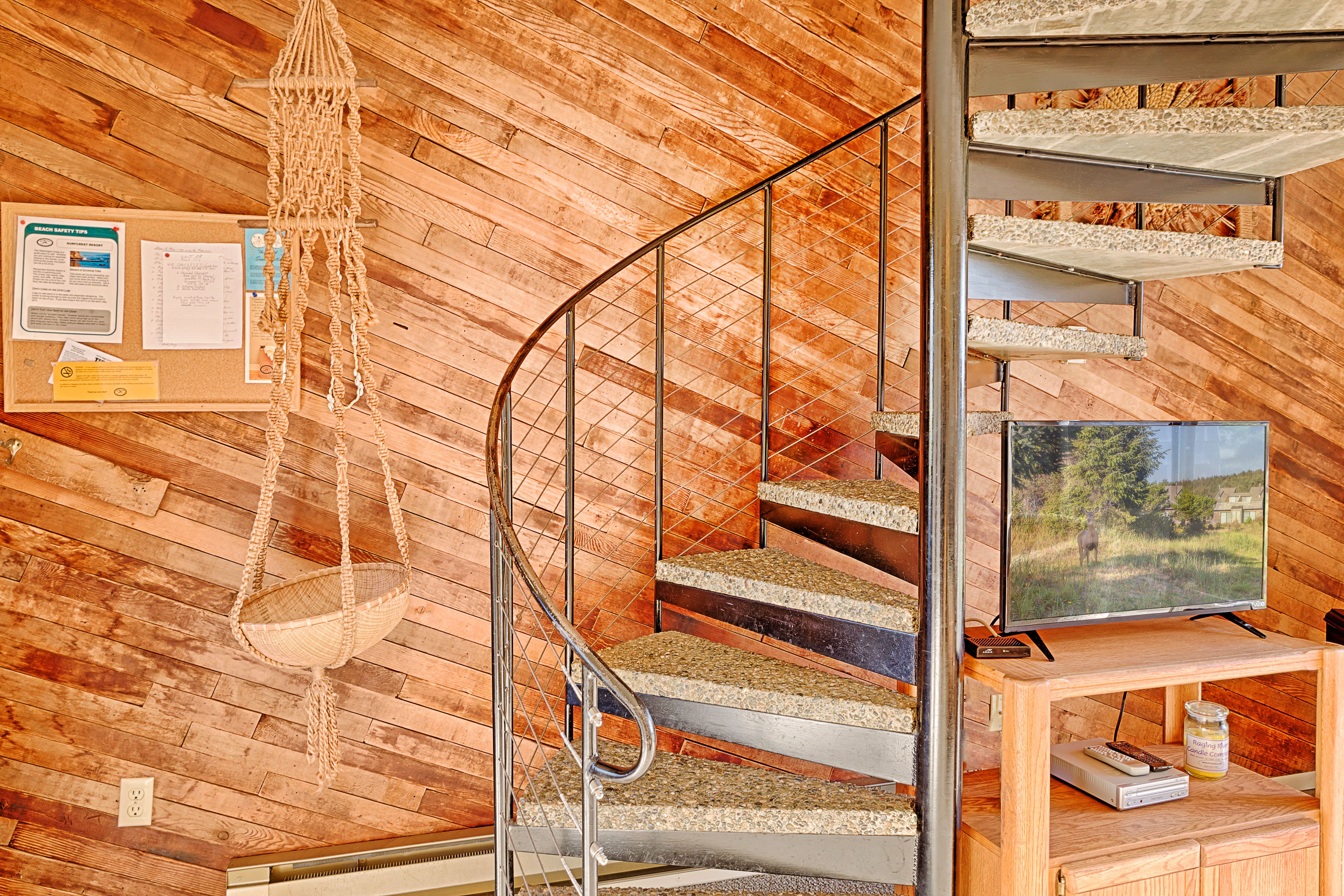 Condo Premium, 2 phòng ngủ, ban công, quang cảnh biển | Khu phòng khách | TV màn hình phẳng, lò sưởi 