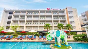 Outdoor pool, pool umbrellas, sun loungers