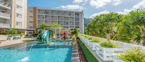 Udendørs pool, parasoller, liggestole