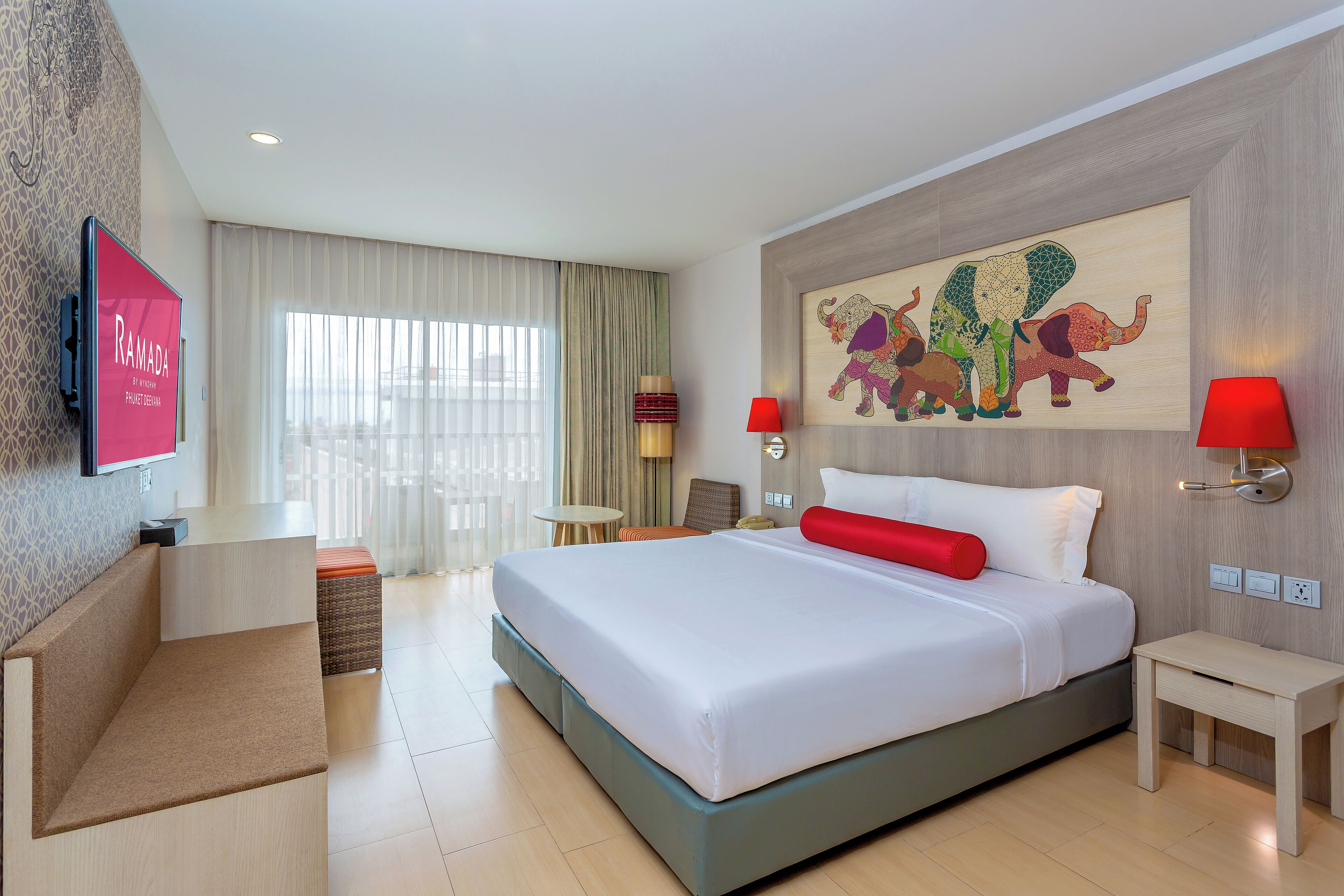 Deluxe Room, 1 King Bed, City View