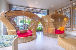 Área de estar no saguão