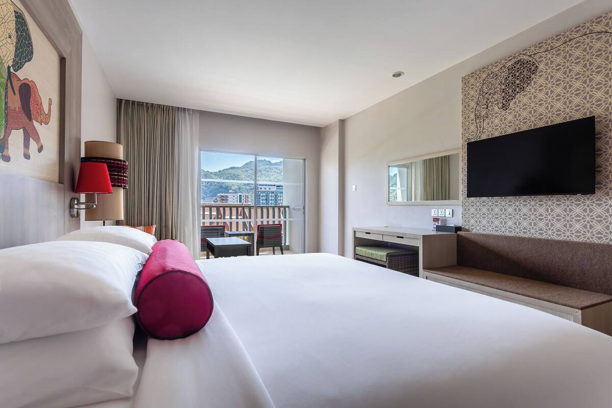 Habitación Premier, 1 cama de matrimonio grande, vistas a la piscina | Ropa de cama de alta calidad, caja fuerte, escritorio