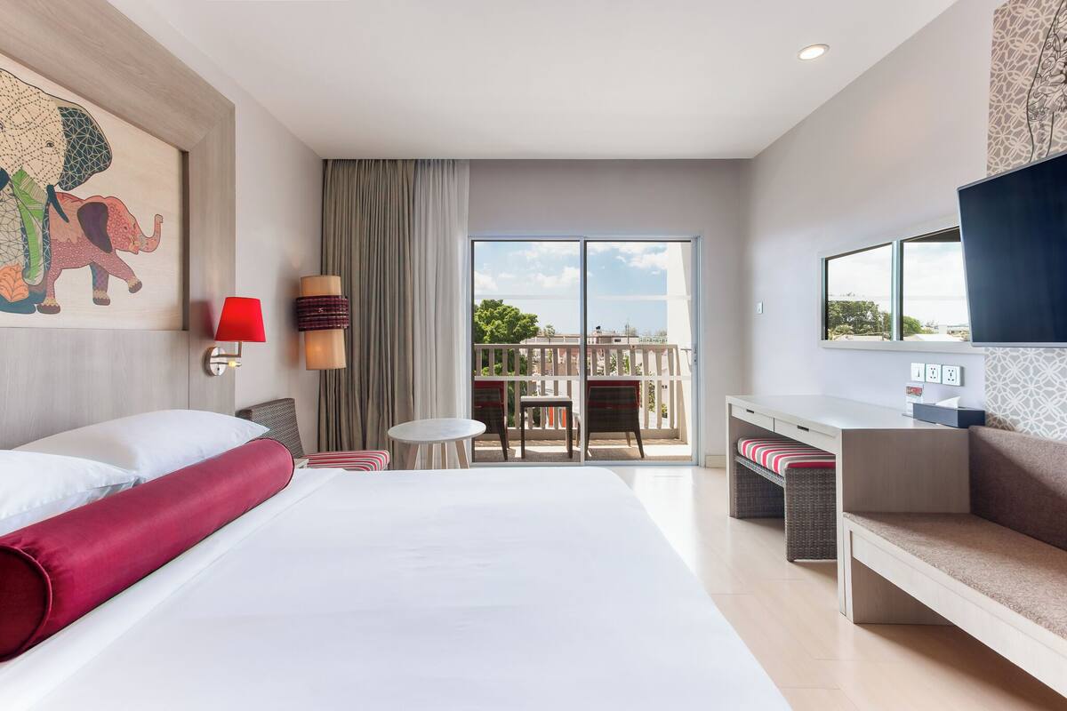 Habitación Deluxe, 1 cama de matrimonio grande, vistas a la ciudad | Ropa de cama de alta calidad, caja fuerte, escritorio