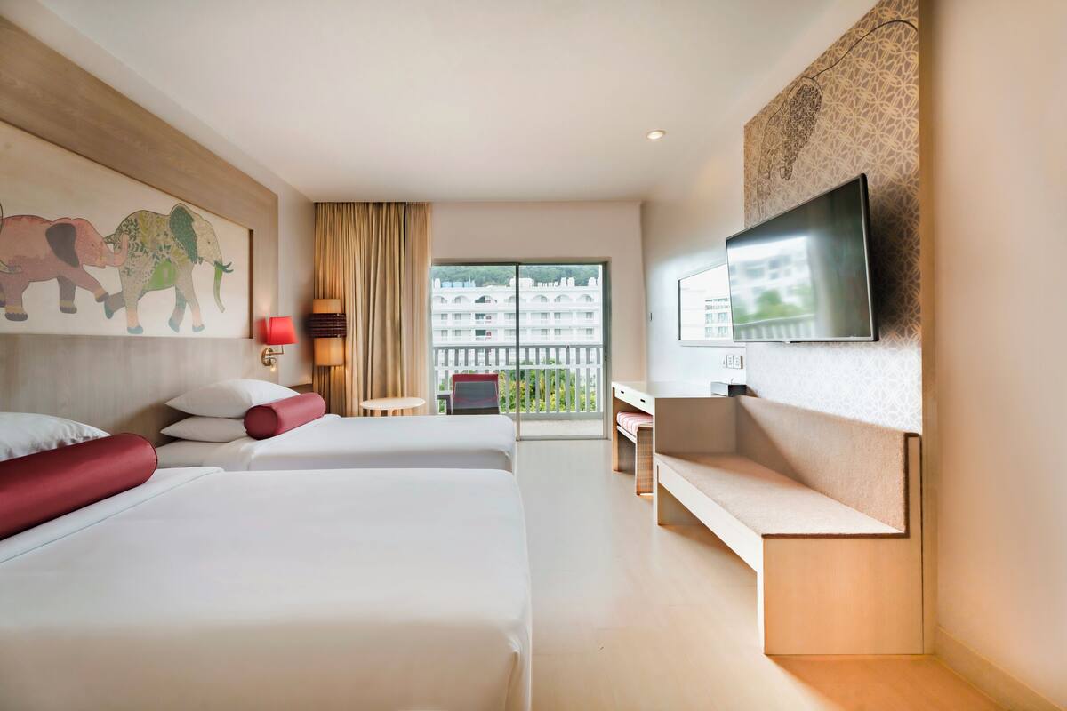 Habitación Deluxe, 2 camas individuales, vistas a la ciudad | Ropa de cama de alta calidad, caja fuerte, escritorio
