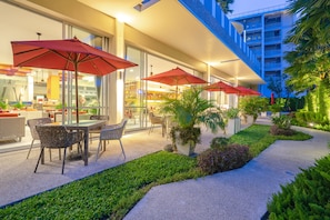 2 restaurants, breakfast, lunch, dinner served; international cuisine