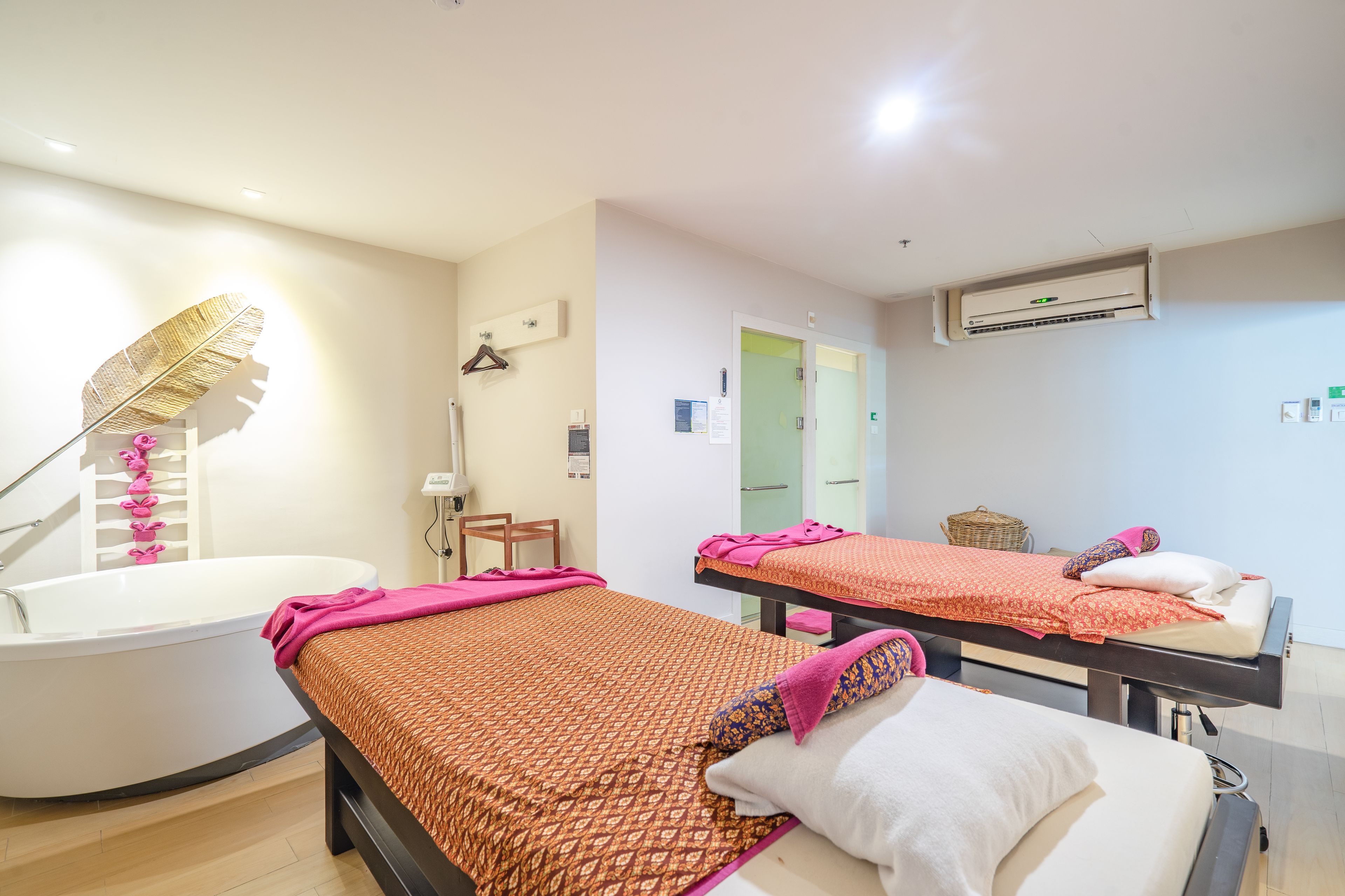 couples treatment room(s), sauna, hot tub, steam room, body treatments