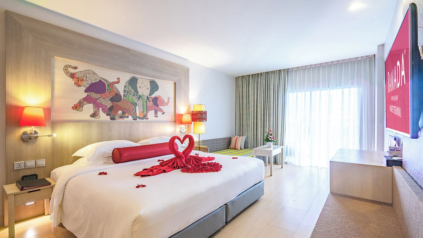 Premier Room, 1 King Bed, Pool View