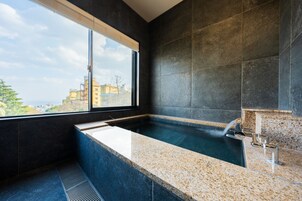 Quarto premium | Banheiro | Banheira e chuveiro separados, secador de cabelo, chinelos 