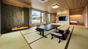 Premier Room | Bathroom | Separate bathtub and shower, hair dryer, slippers, electronic bidet - Oniyama Hotel (Beppu)