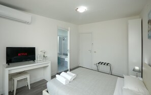 Quarto casal básico, 1 cama de casal, vista para a cidade | Lençóis italianos Frette, edredons de pluma, cofres nos quartos