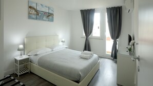 Italienske Frette-laken, dundyner, safe på rommet og skrivebord