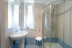 Frette Italian sheets, down duvets, in-room safe, desk - Candia Green House B&B (Rome)