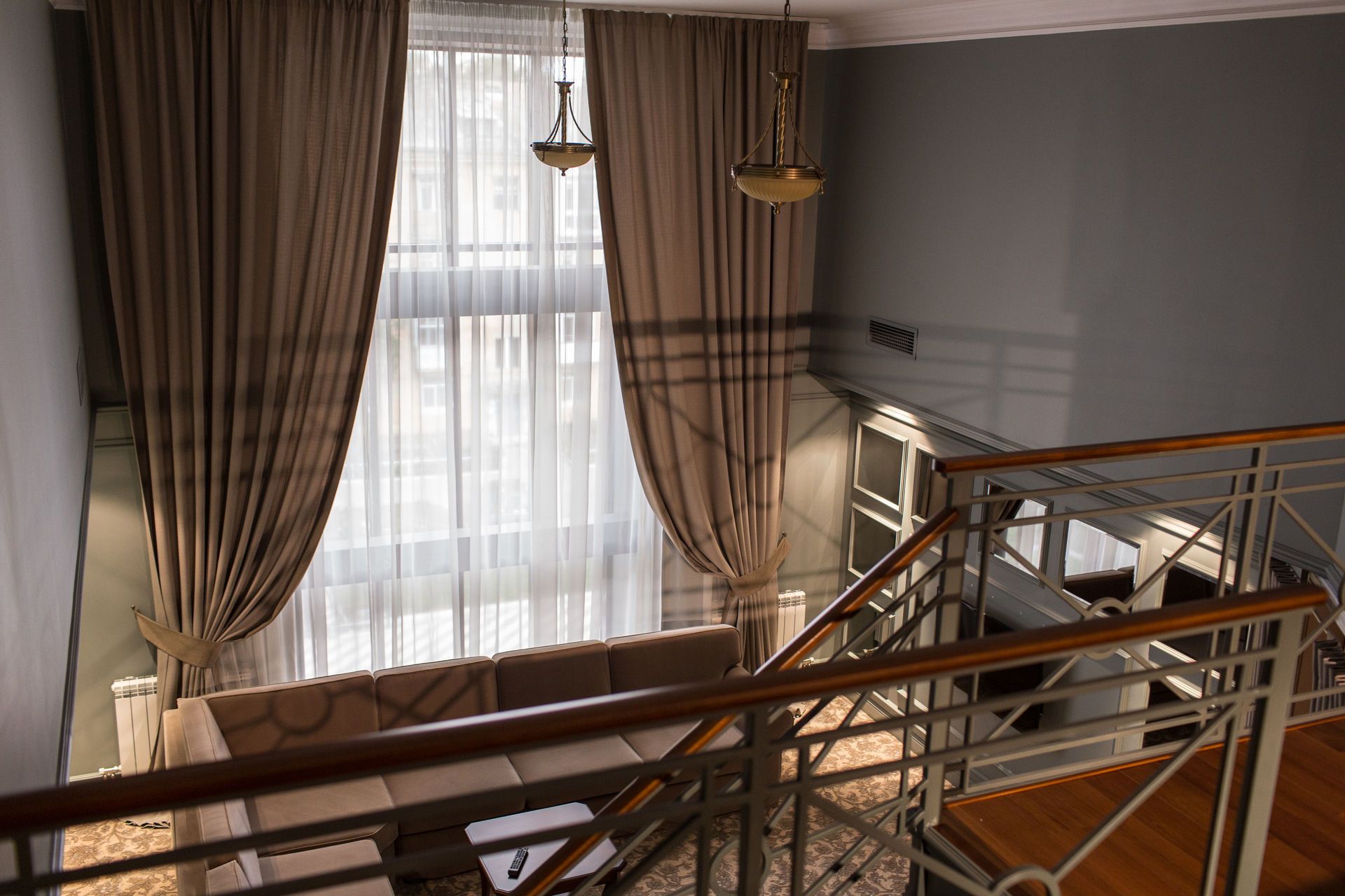 行政套房 | 迷你吧、書桌、摺床/加床 (收費)、免費 Wi-Fi