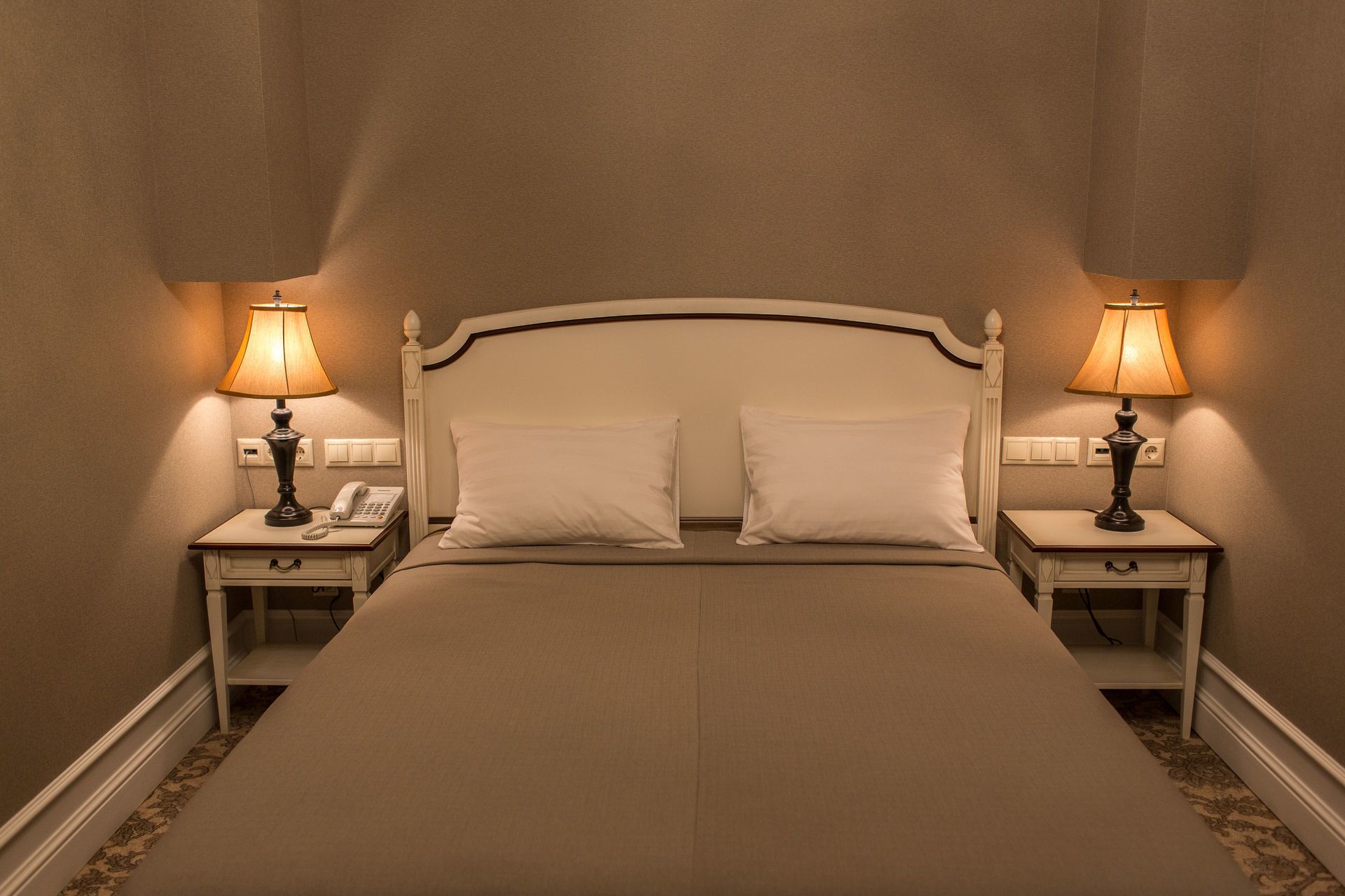 標準雙人房 | 迷你吧、書桌、摺床/加床 (收費)、免費 Wi-Fi