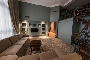 Suite ejecutiva | Área de sala de estar | Televisión 