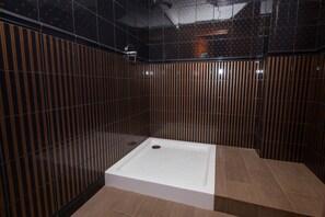 Executive Suite | Bathroom | Free toiletries, hair dryer, bathrobes, slippers