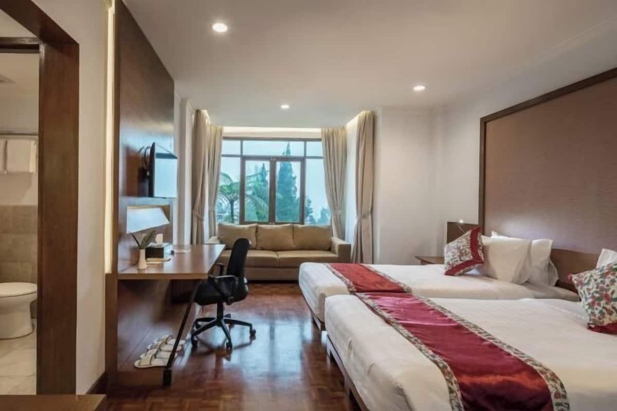 Premium bedding, in-room safe, free WiFi, bed sheets
