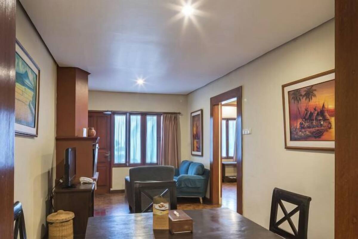 Living area | 42-inch LED TV with cable channels, TV