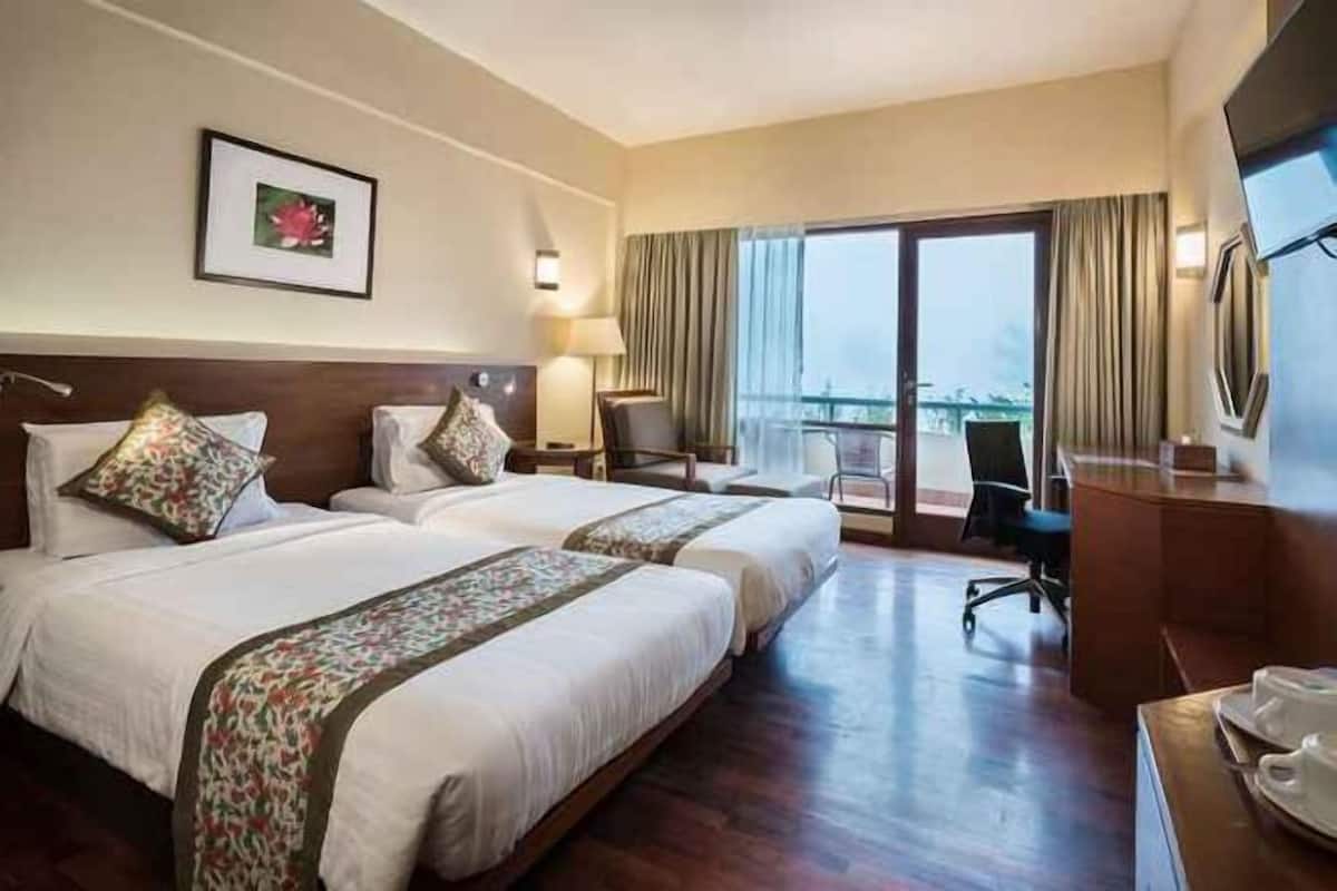 Premium bedding, in-room safe, free WiFi, bed sheets