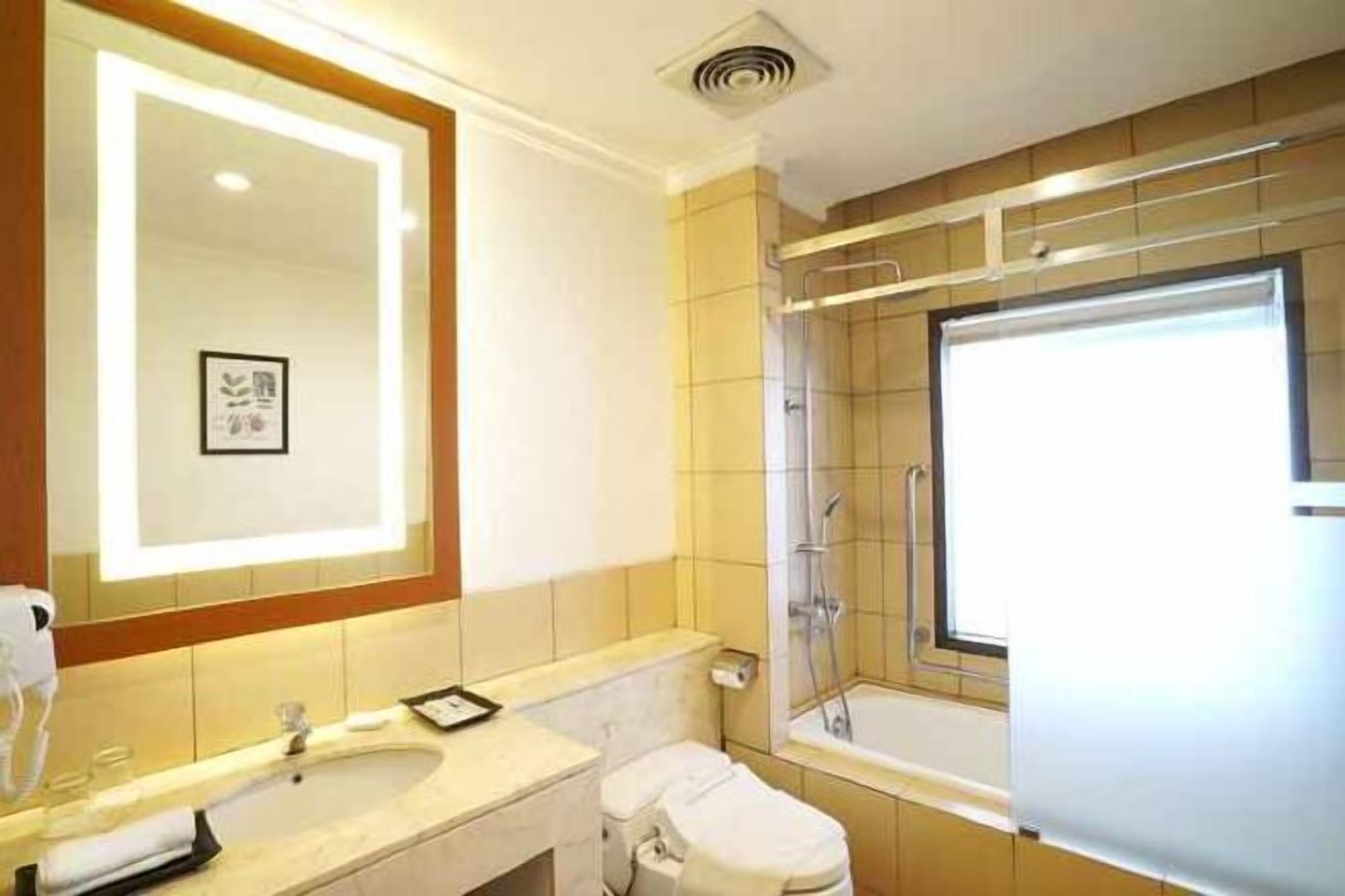 浴室 | 淋浴设施、大花洒淋浴喷头、免费洗浴用品、拖鞋