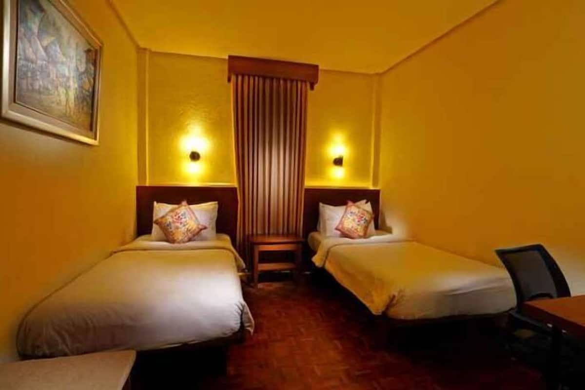 Premium bedding, in-room safe, free WiFi, bed sheets