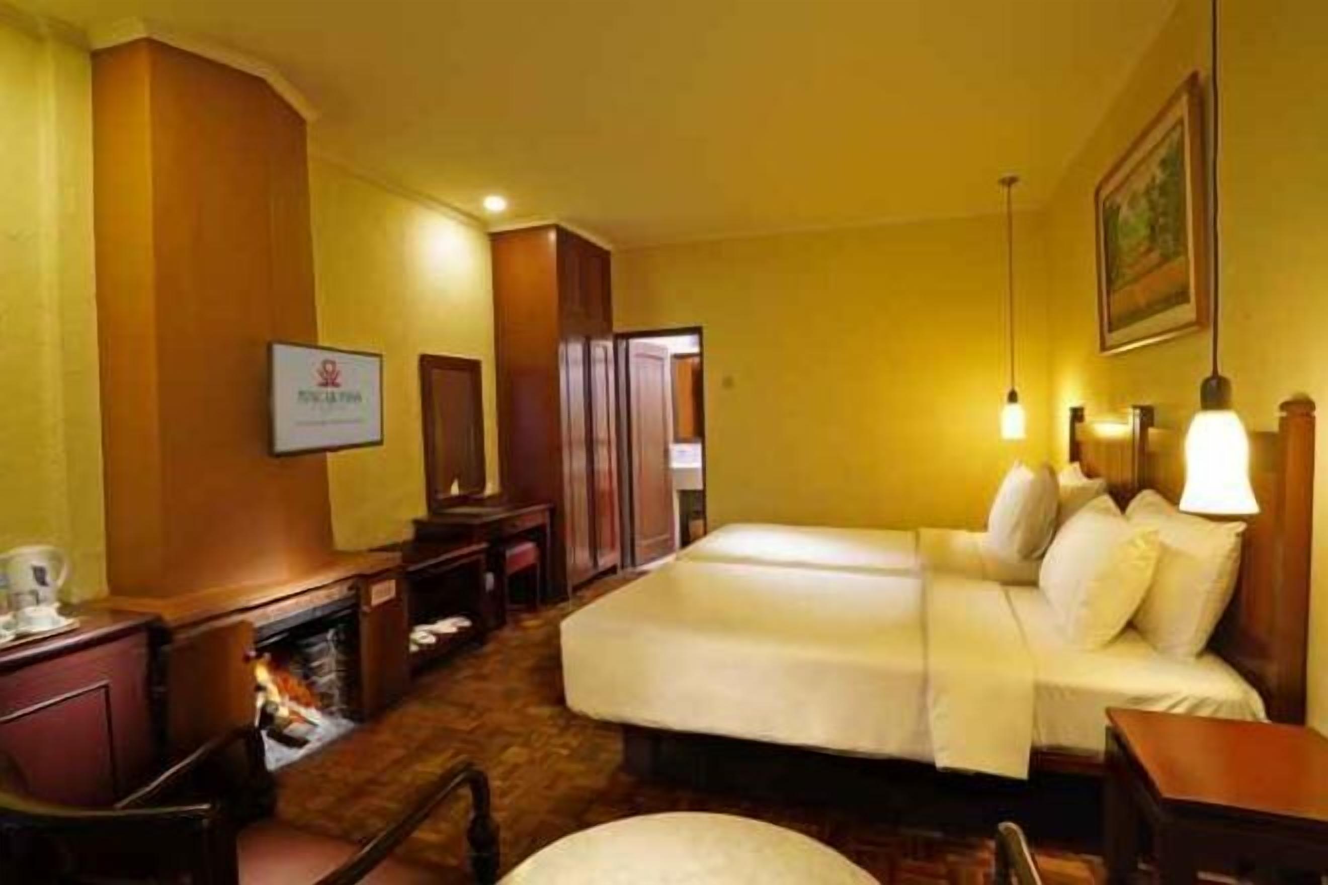 Premium bedding, in-room safe, free WiFi, bed sheets