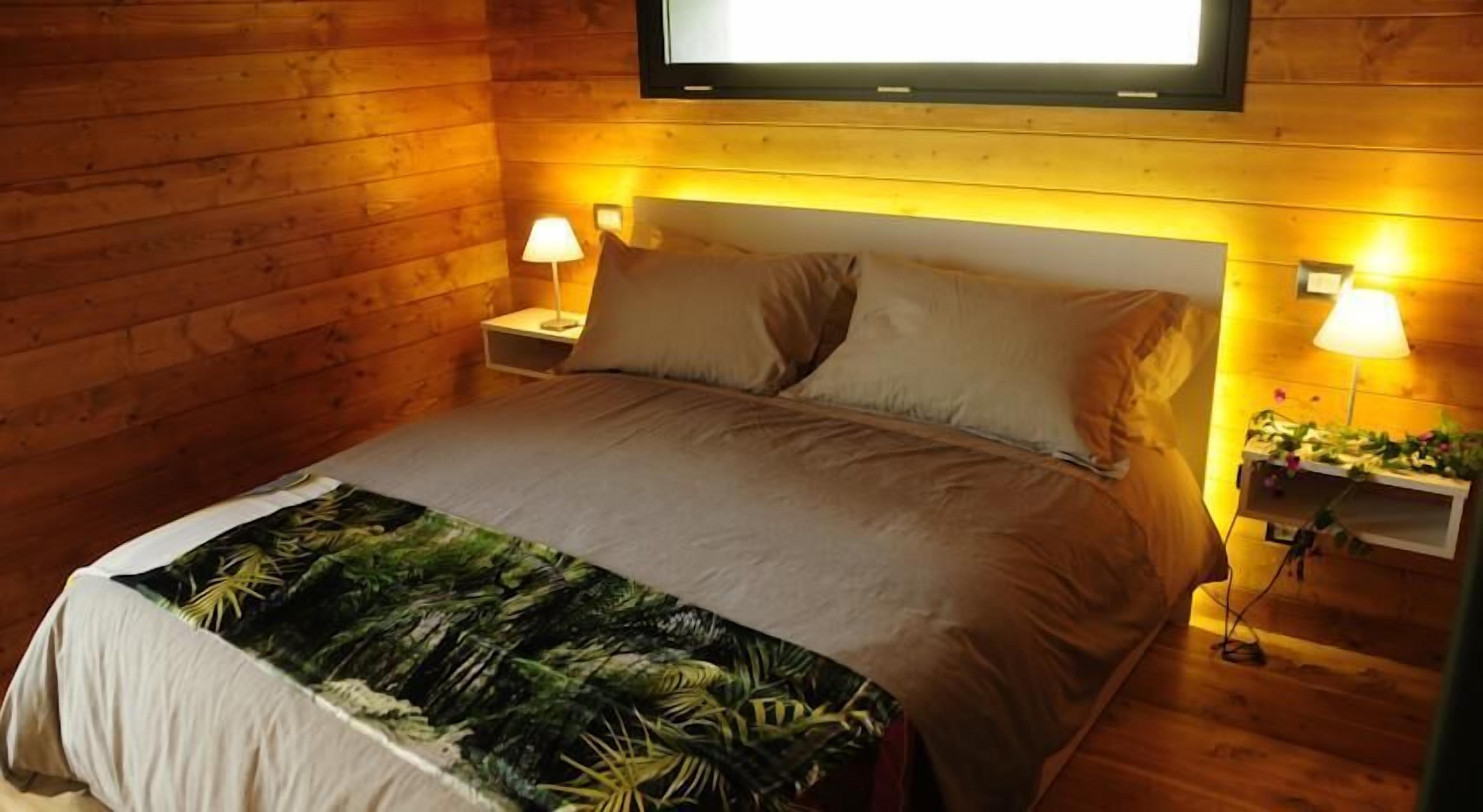 Cubrecamas, minibar, cortinas blackout y sistema de insonorización 