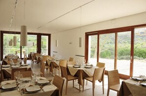 Se sirven almuerzos y cenas, cocina local