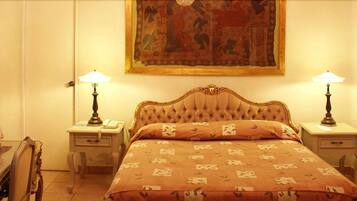 Minibar, in-room safe, iron/ironing board