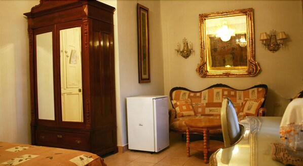 Minibar, in-room safe, iron/ironing board