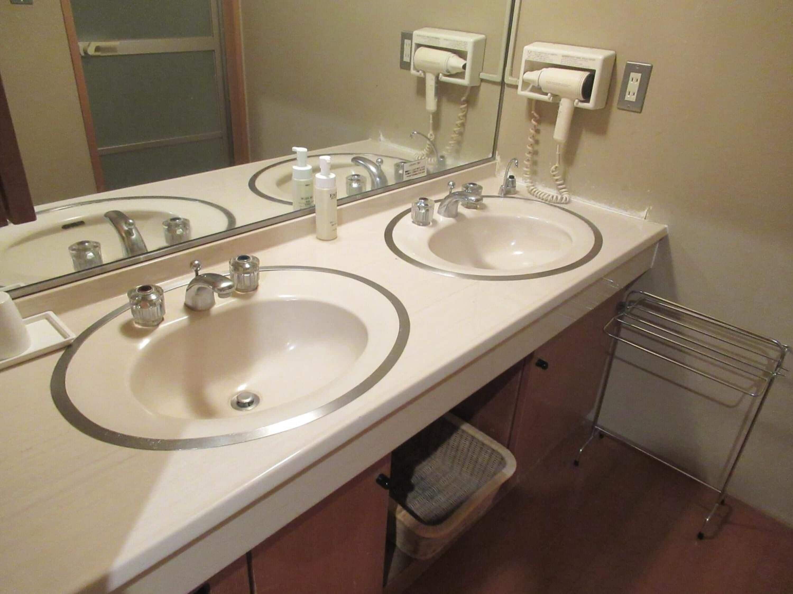 Combined shower/tub, rainfall showerhead, free toiletries, hair dryer