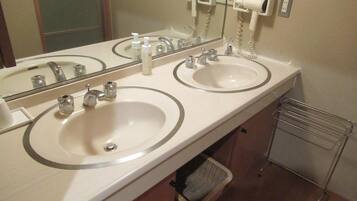 Combined shower/tub, rainfall showerhead, free toiletries, hair dryer