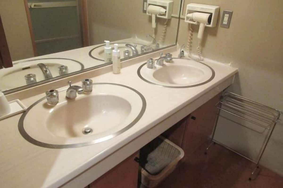 Bathroom | Combined shower/bathtub, rainfall showerhead, free toiletries