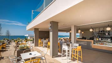 2 Bars/Lounges, Poolbar