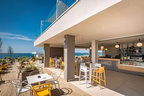 2 bars, bar en bord de piscine