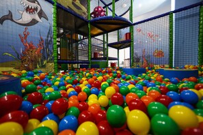 Zona de juegos infantil cubierta