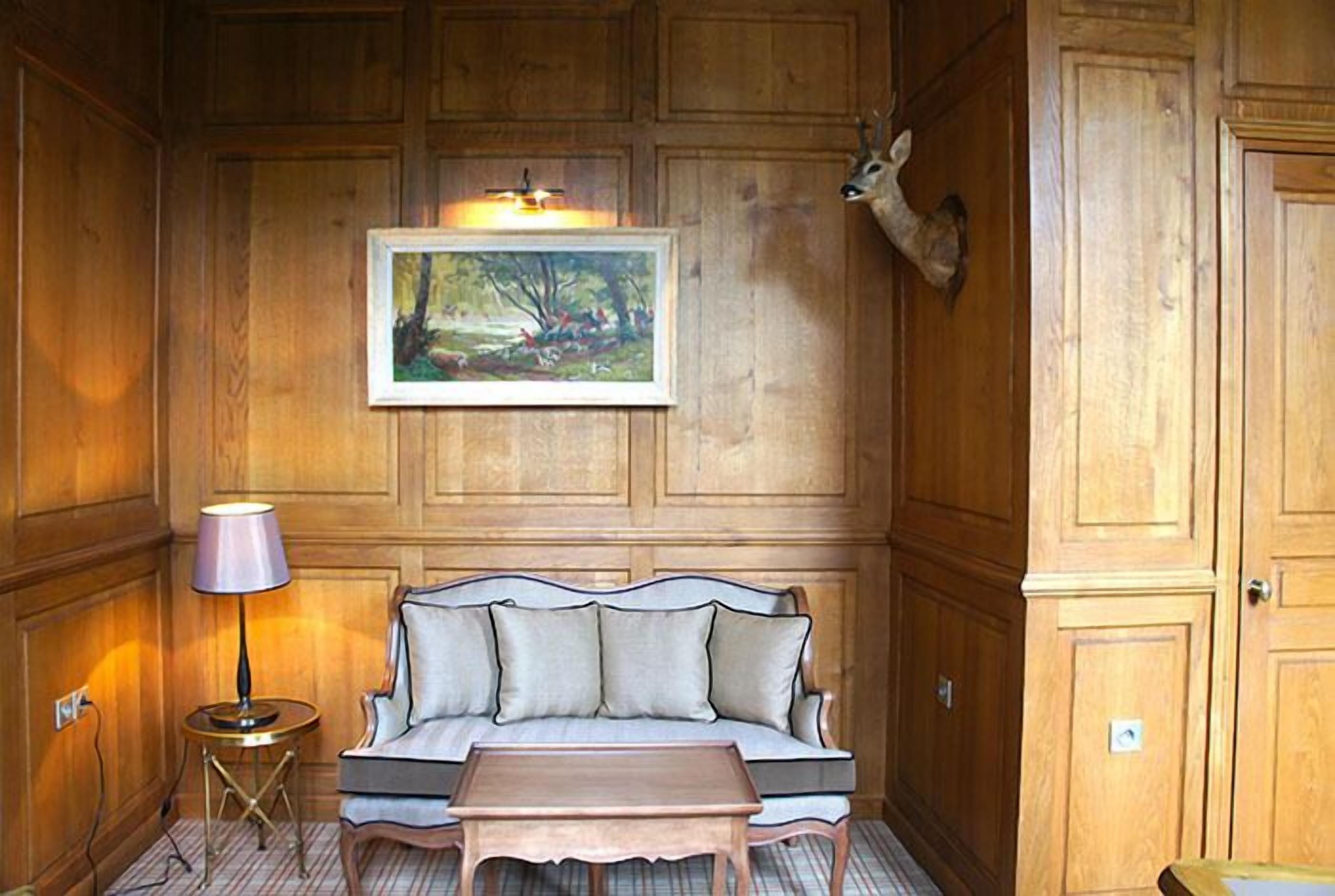 suite (privilège 2) | living area | flat-screen tv