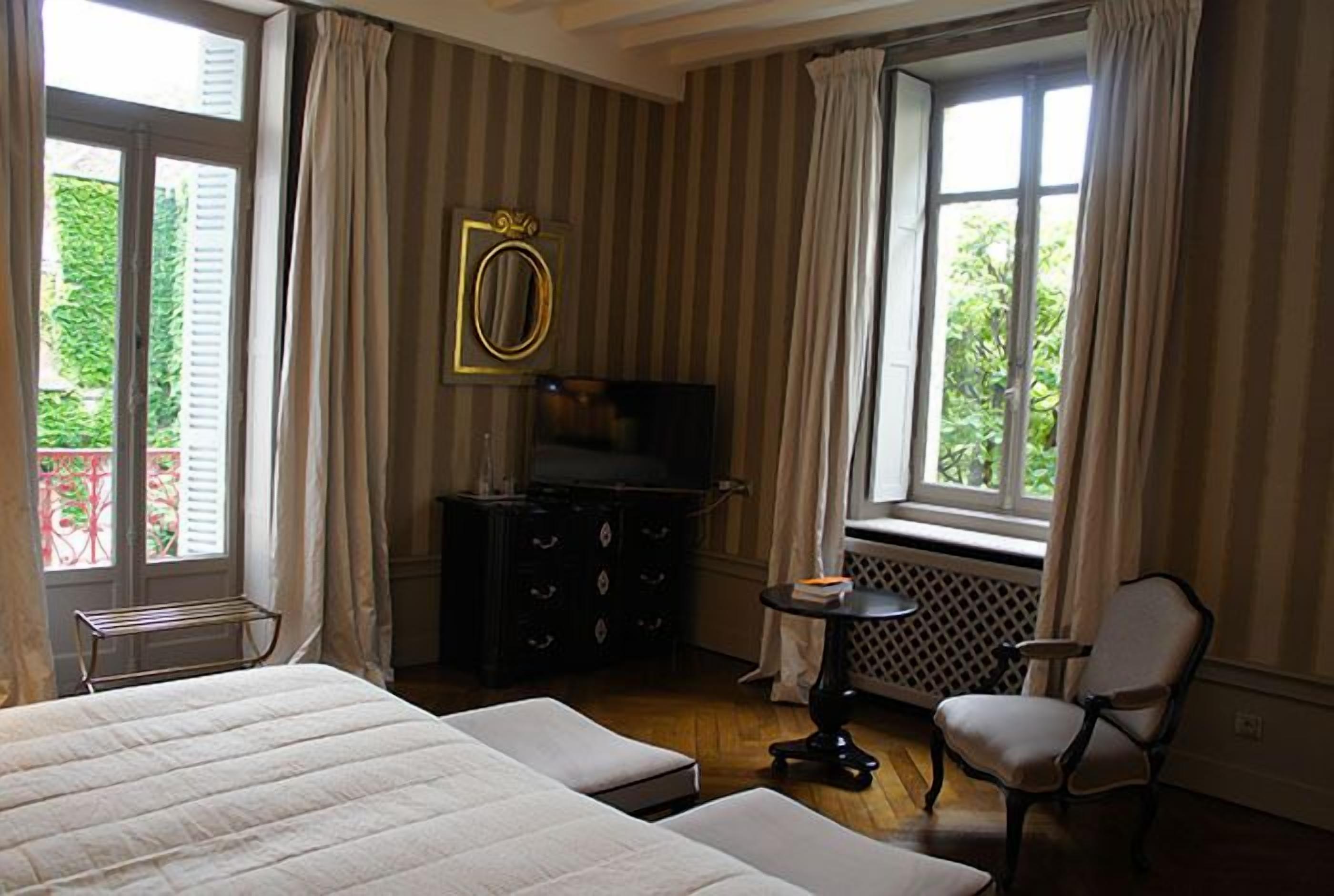 suite (privilège 2) | premium bedding, in-room safe, desk, soundproofing