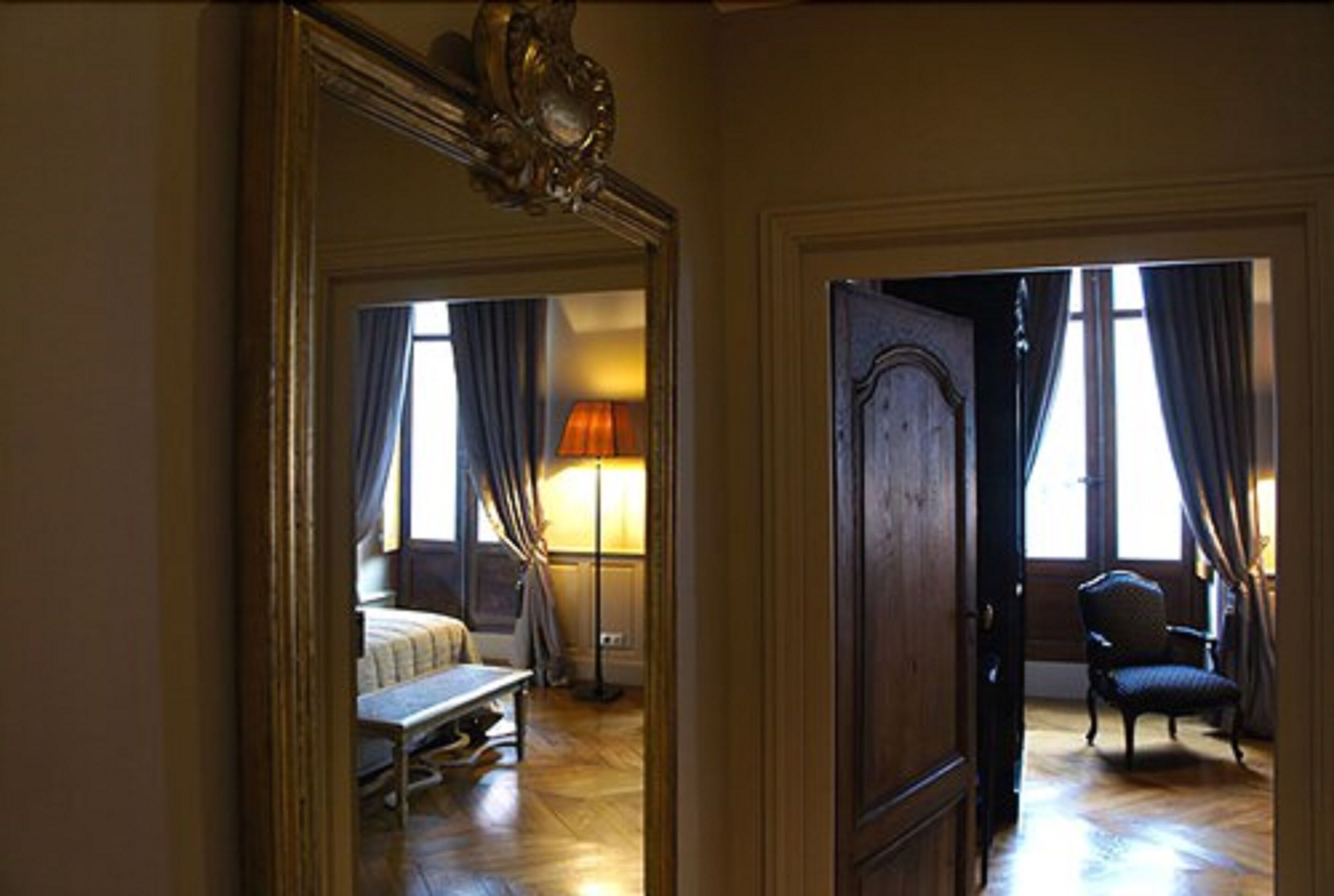 suite (privilège 1) | premium bedding, in-room safe, desk, soundproofing