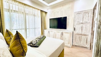 Premium bedding, in-room safe, laptop workspace, blackout curtains