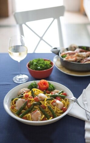 8 من المطاعم، تقديم الغداء، خيارت الطبخ المحلي والعالمي