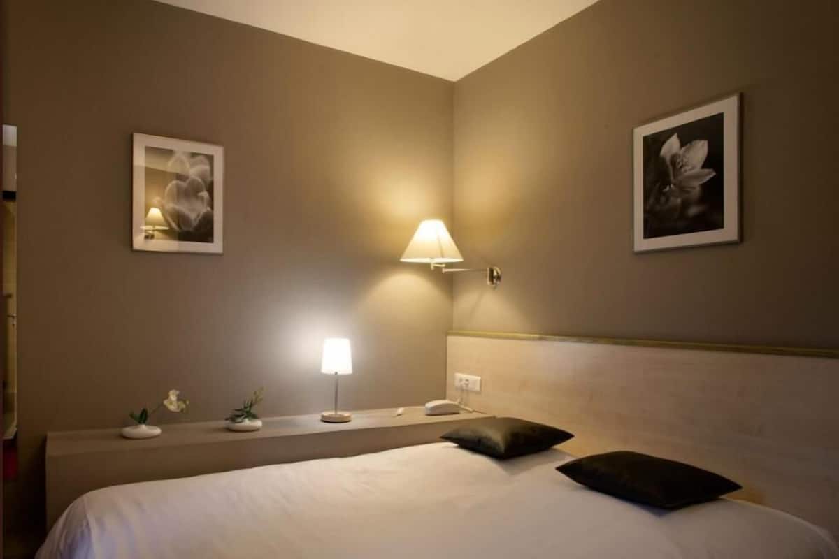 Standard Room, 1 Katil Kelamin (Double), Non Smoking | Meja, langsir/tirai gelap terus, seterika/papan seterika, Wi-fi percuma