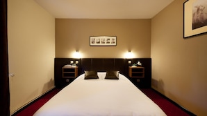 A hotel room with a large bed, two bedside tables with lamps, a framed picture on the wall, and a red carpet. - Le Verger De Bischwiller (Bischwiller)