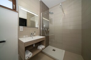 Kostenlose Toilettenartikel, Haartrockner, Handtücher