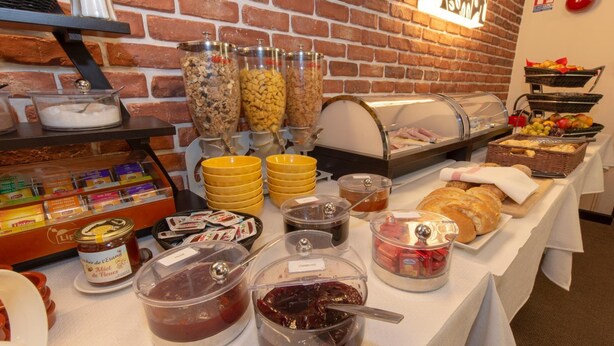 A buffet with various food items and condiments. - Le Verger De Bischwiller (Bischwiller)