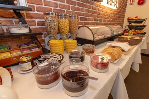 Um buffet com diversos alimentos e acompanhamentos.