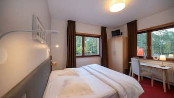 Bureau, rideaux occultants, fer et planche Ă repasser, Wi-Fi gratuit